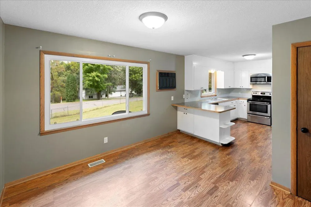 6101 Oak Circle North Branch, MN 55056