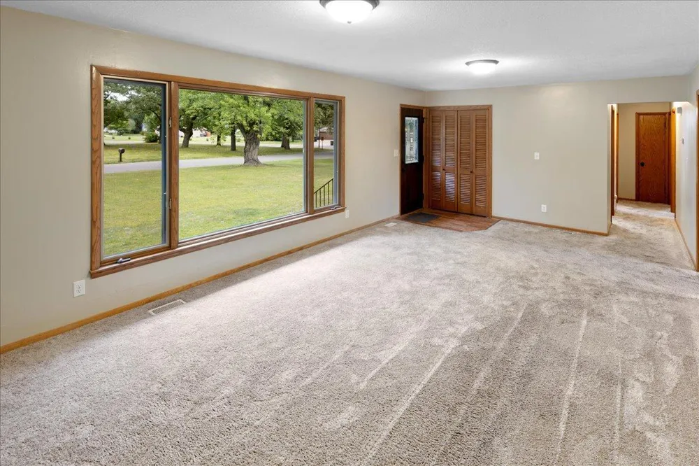 6101 Oak Circle North Branch, MN 55056