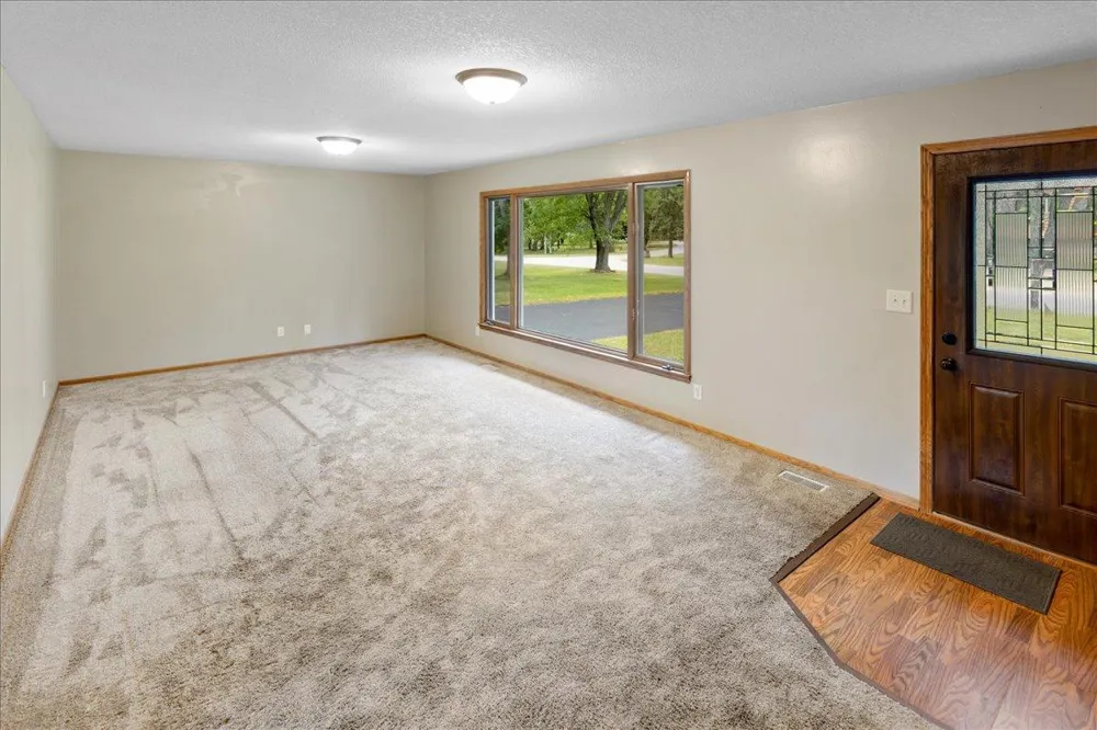 6101 Oak Circle North Branch, MN 55056