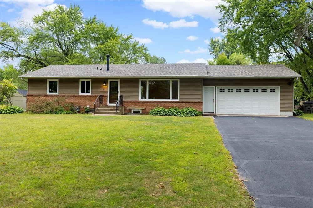 6101 Oak Circle North Branch, MN 55056