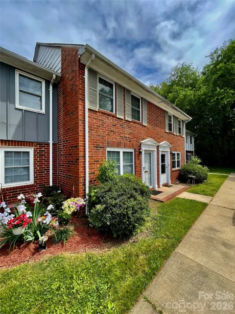 1300 Larchmont Place #311