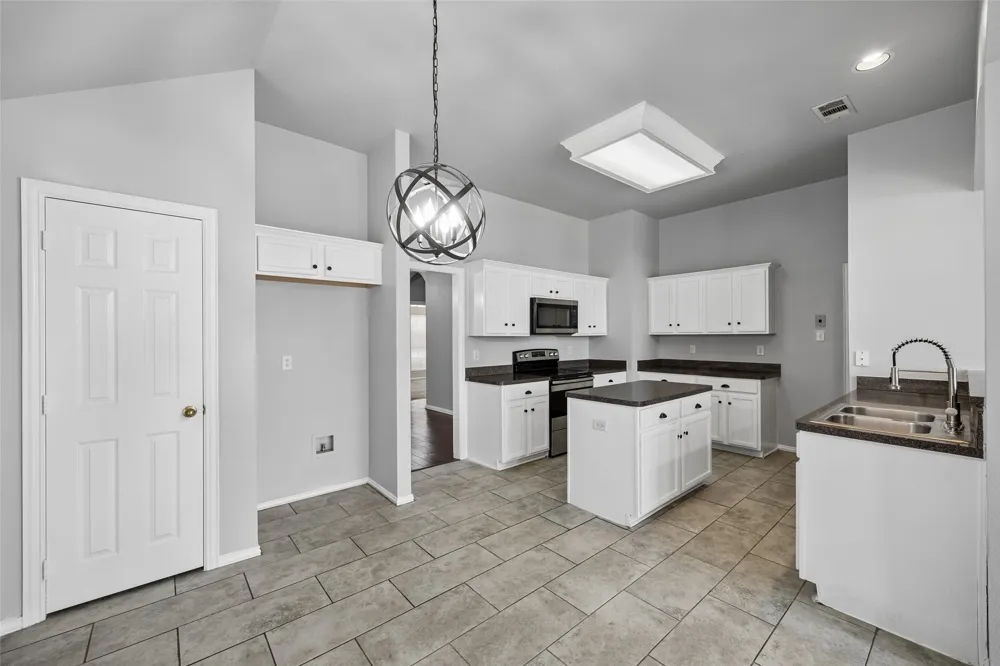 616 Kari Anne Lane DeSoto, TX 75115