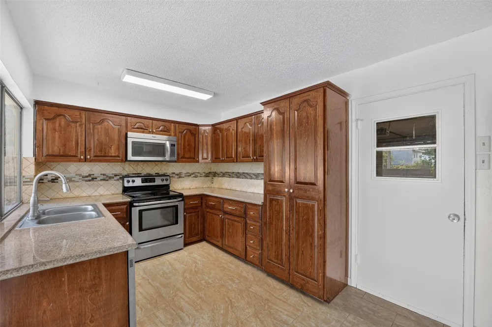 2130 Bowie Drive Carrollton, TX 75006
