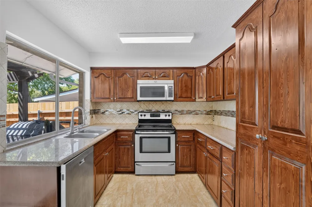 2130 Bowie Drive Carrollton, TX 75006