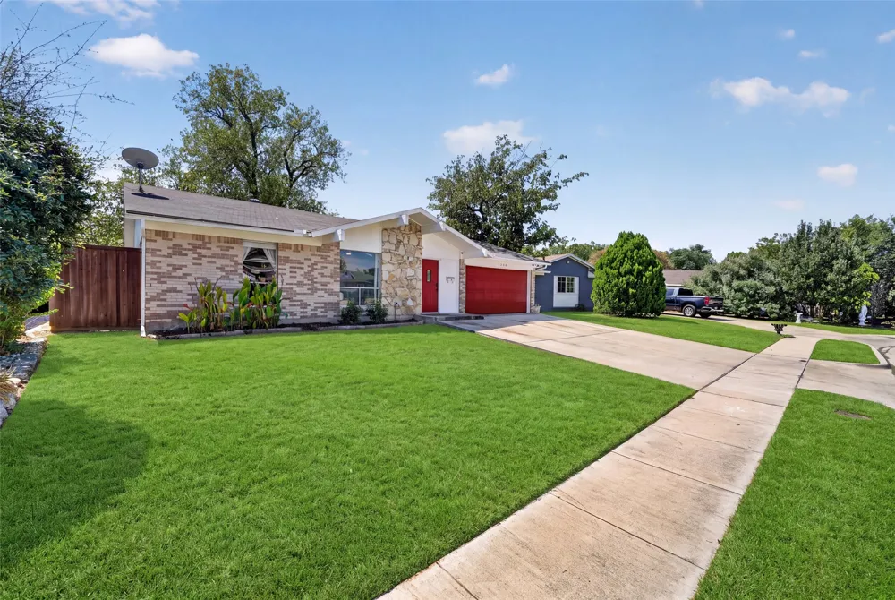 2130 Bowie Drive Carrollton, TX 75006