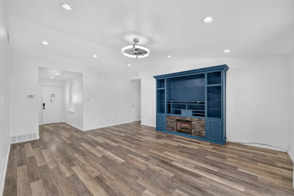2130 Bowie Drive Carrollton, TX 75006