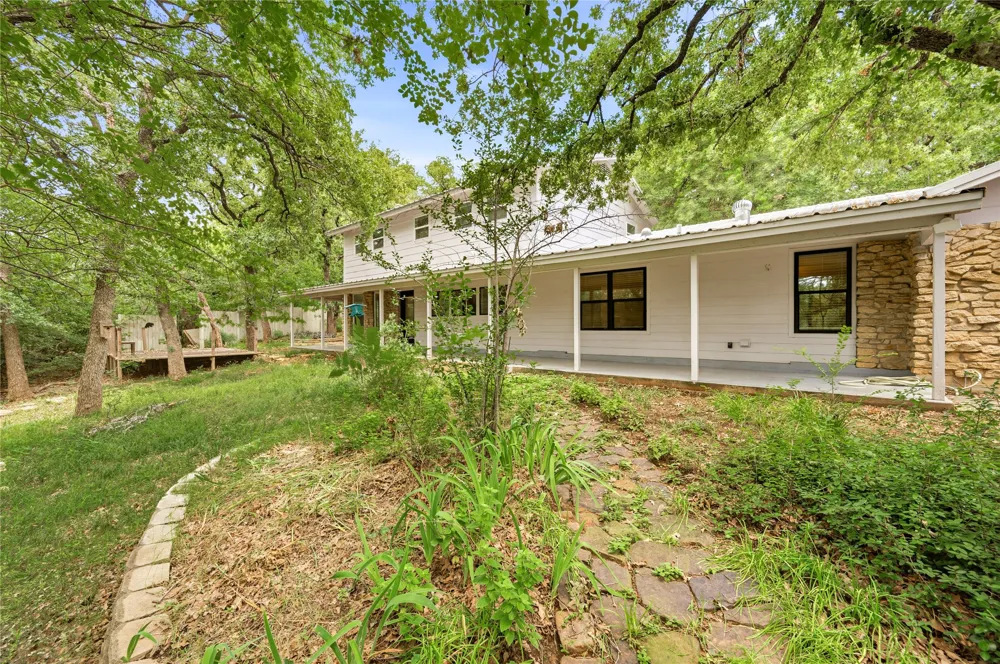 2127 Los Robles Street Grapevine, TX 76051