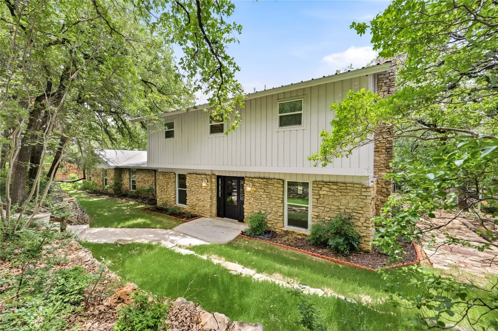 2127 Los Robles Street Grapevine, TX 76051