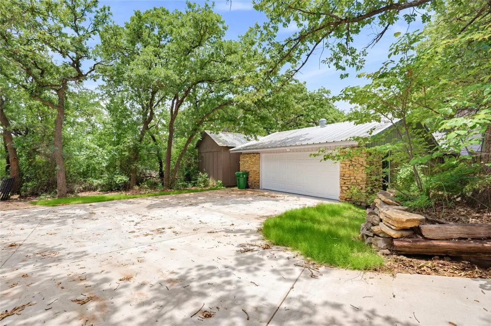 2127 Los Robles Street Grapevine, TX 76051