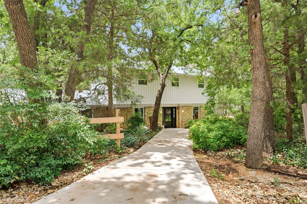 2127 Los Robles Street Grapevine, TX 76051