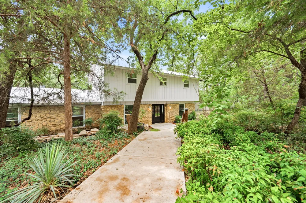 2127 Los Robles Street Grapevine, TX 76051