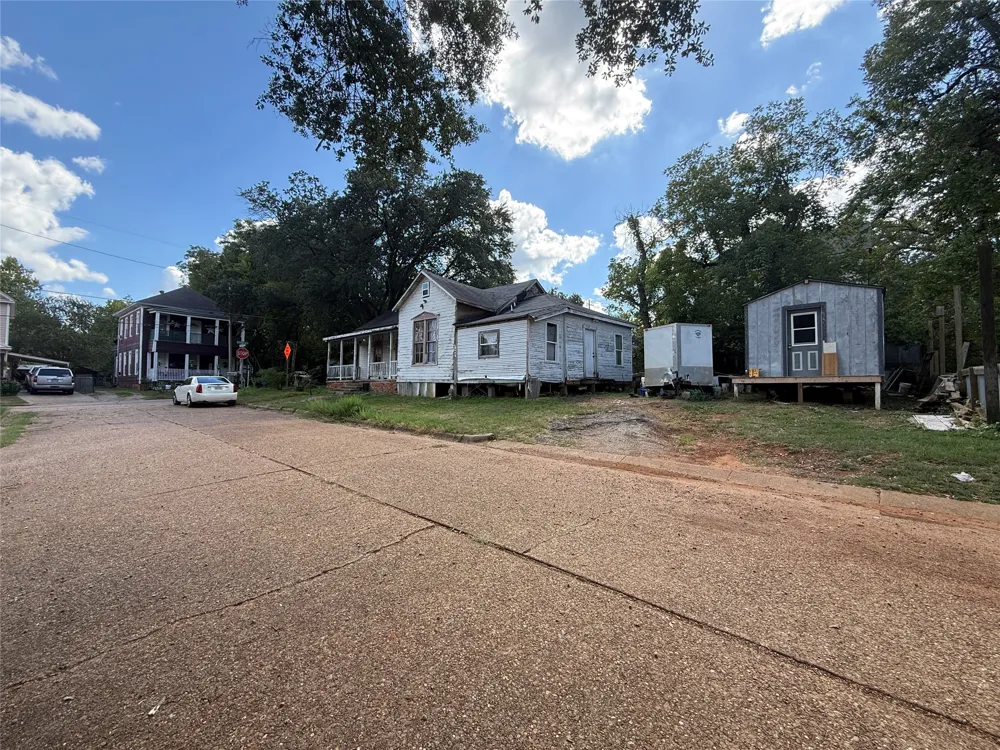 109 E Gooch Street Palestine, TX 75801