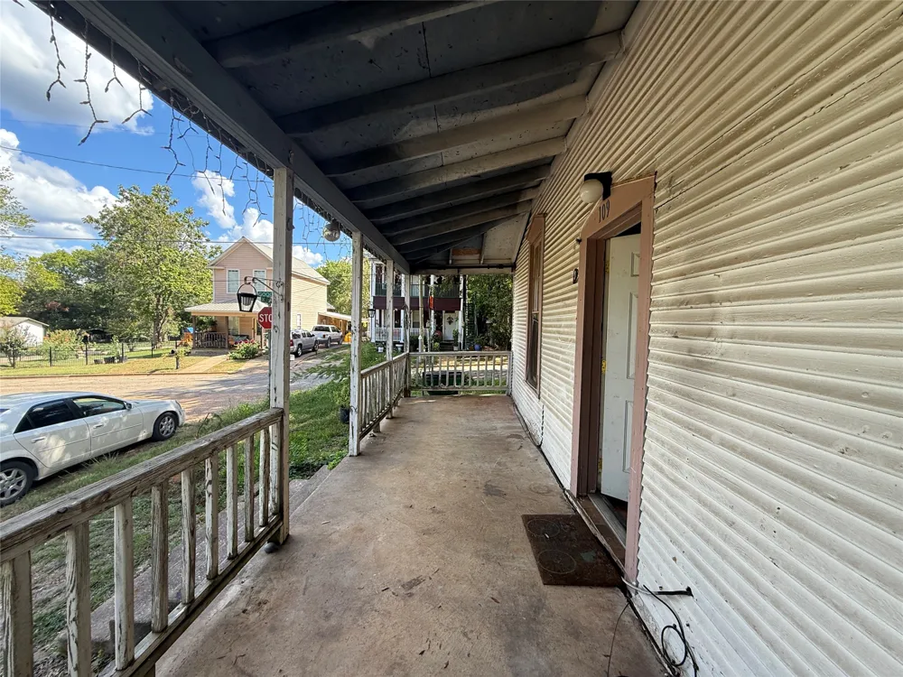 109 E Gooch Street Palestine, TX 75801