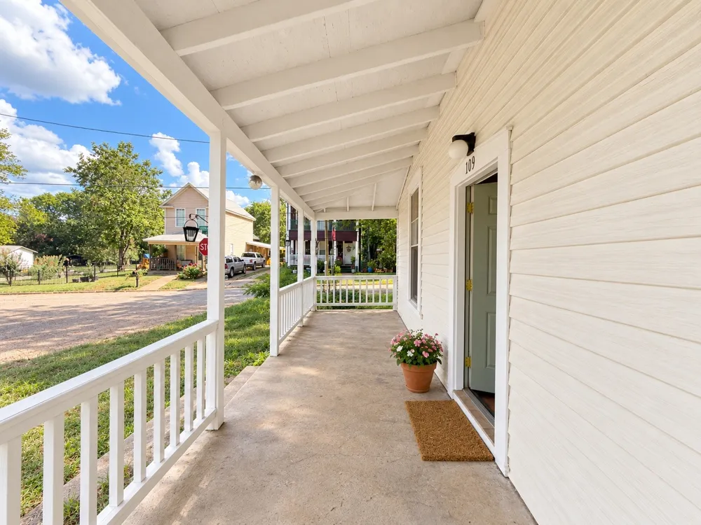 109 E Gooch Street Palestine, TX 75801