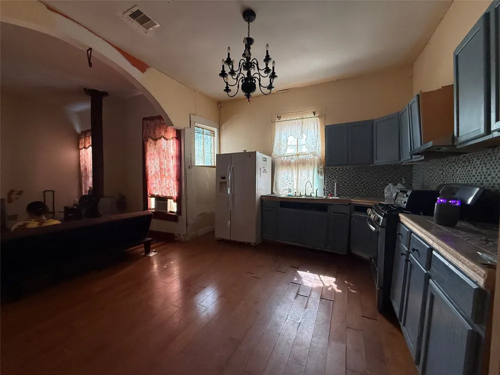 109 E Gooch Street Palestine, TX 75801