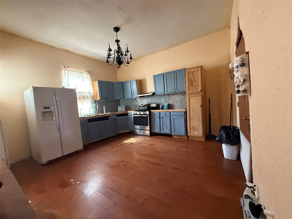 109 E Gooch Street Palestine, TX 75801