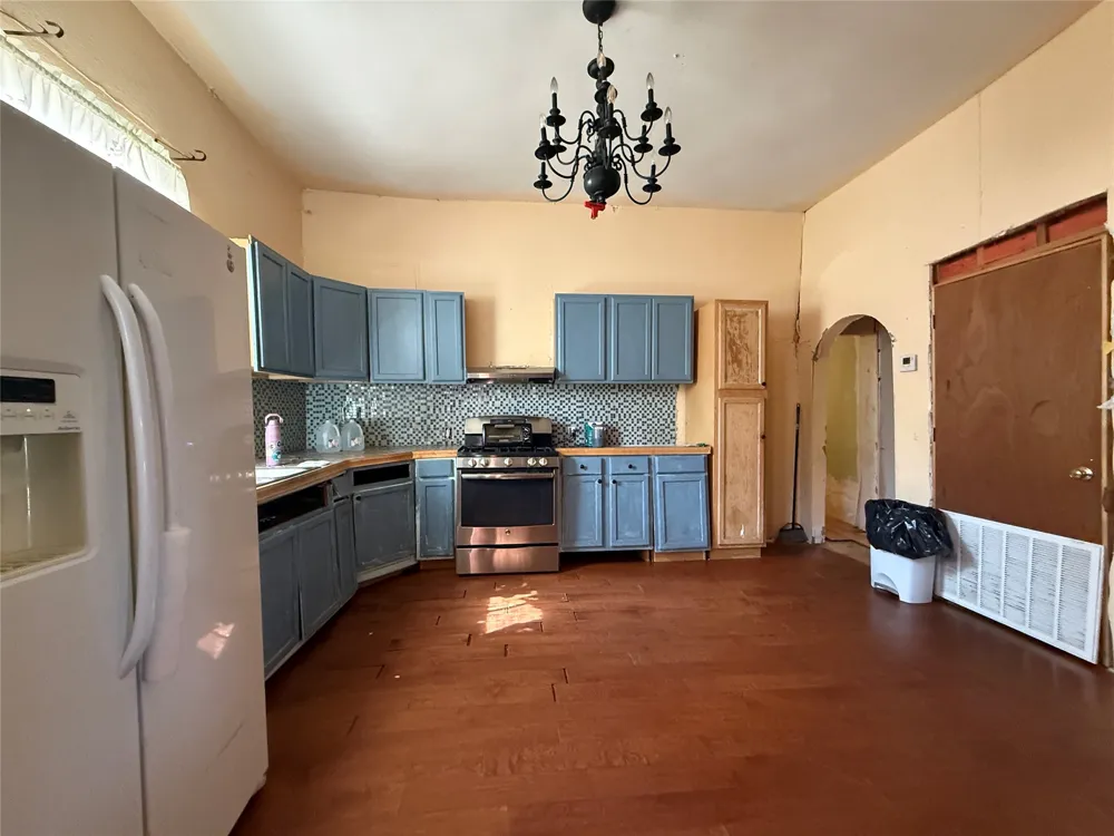 109 E Gooch Street Palestine, TX 75801