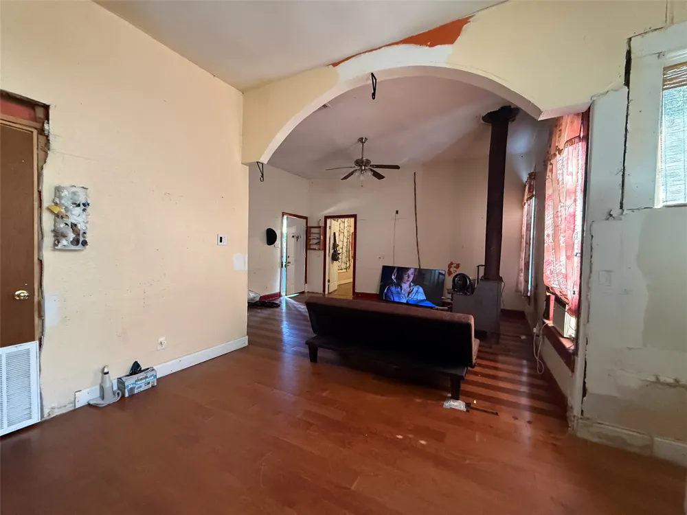 109 E Gooch Street Palestine, TX 75801