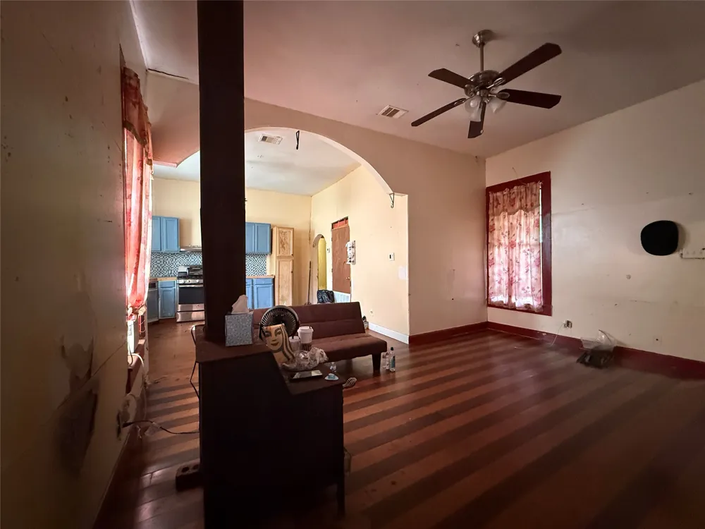 109 E Gooch Street Palestine, TX 75801