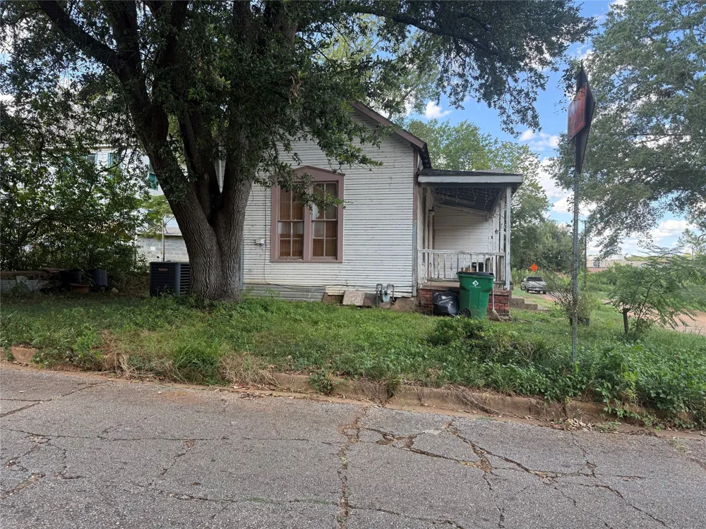 109 E Gooch Street Palestine, TX 75801