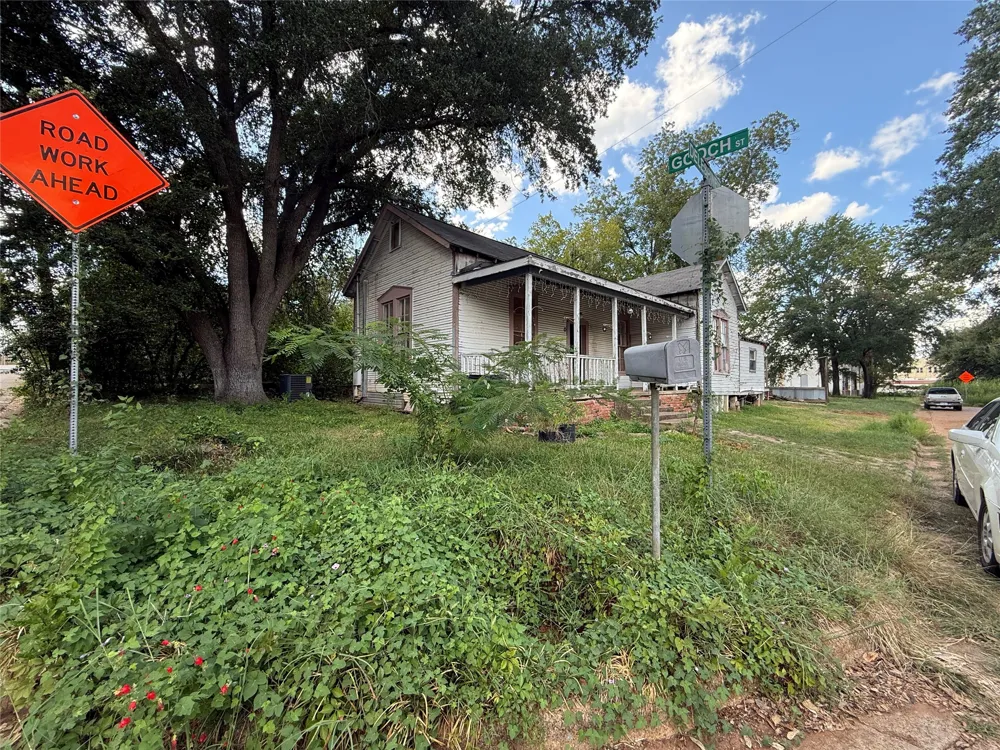 109 E Gooch Street Palestine, TX 75801