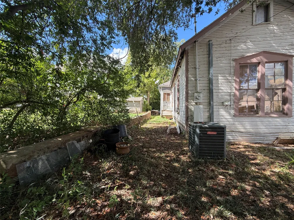 109 E Gooch Street Palestine, TX 75801