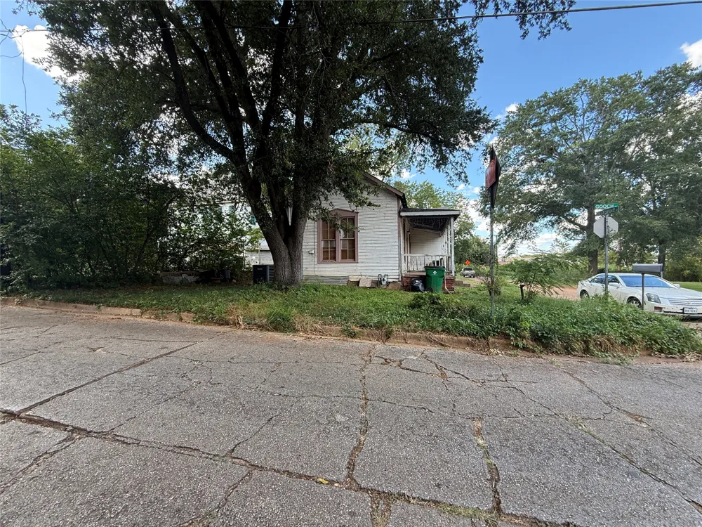 109 E Gooch Street Palestine, TX 75801