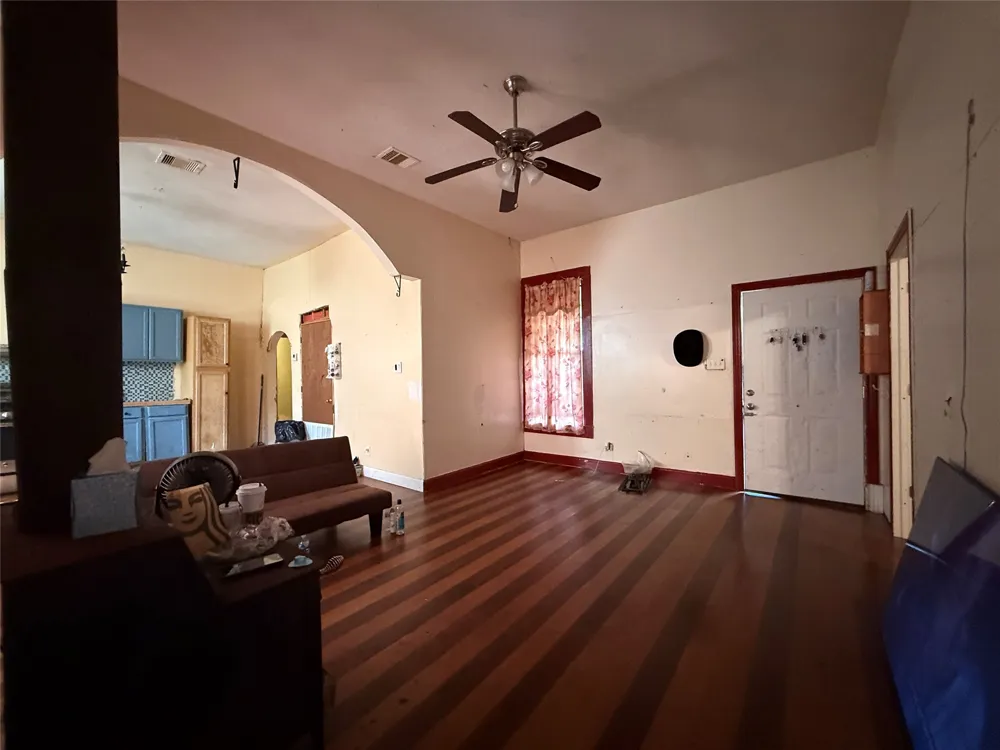 109 E Gooch Street Palestine, TX 75801