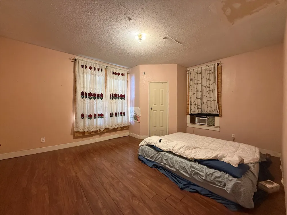 109 E Gooch Street Palestine, TX 75801