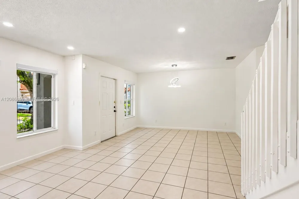 16525 SW 97th Ter Miami, FL 33196