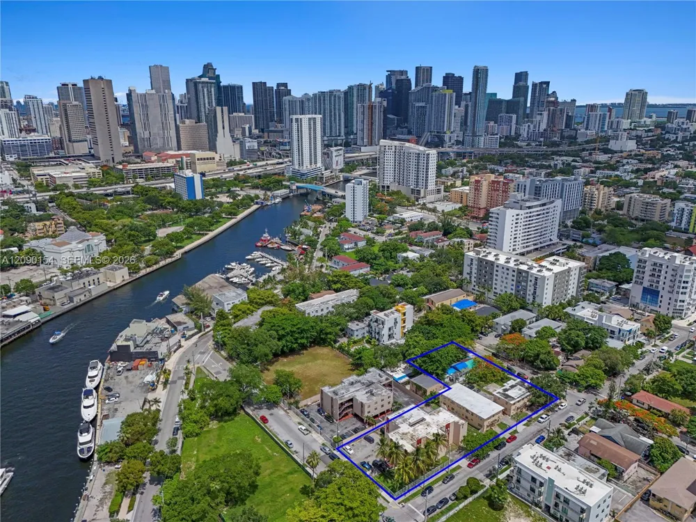 690 NW 3rd St Miami, FL 33128