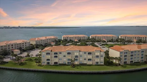 19 Harbour Isle Drive W #202