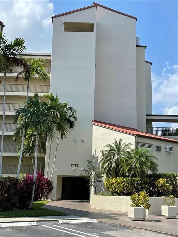 2322 S CYPRESS BEND DRIVE #210 Pompano Beach, FL 33069