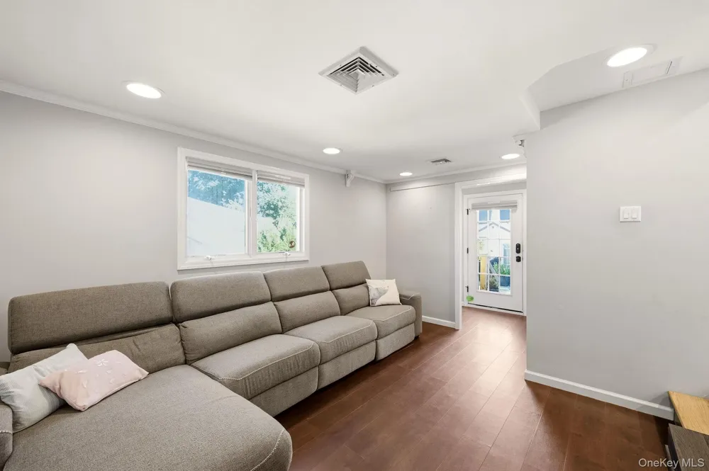 90 Conklin Street Farmingdale, NY 11735