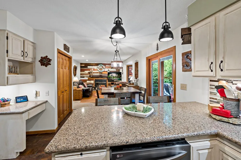 112112 Haering Lane Chaska, MN 55318