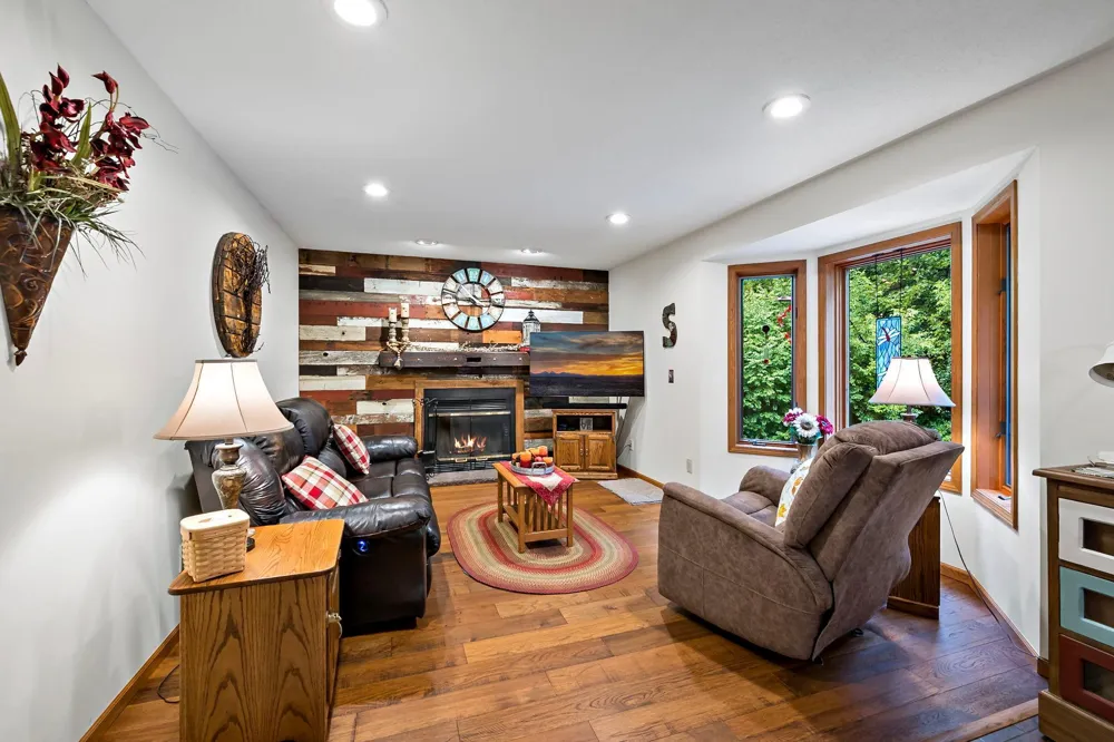 112112 Haering Lane Chaska, MN 55318