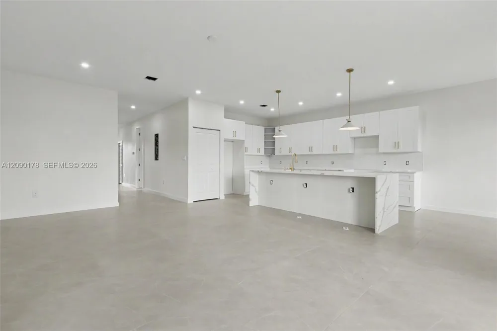2960 NW 24th Ave Oakland Park, FL 33311
