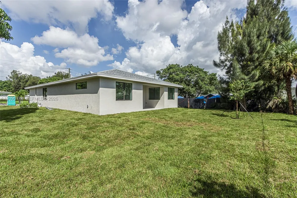 2960 NW 24th Ave Oakland Park, FL 33311