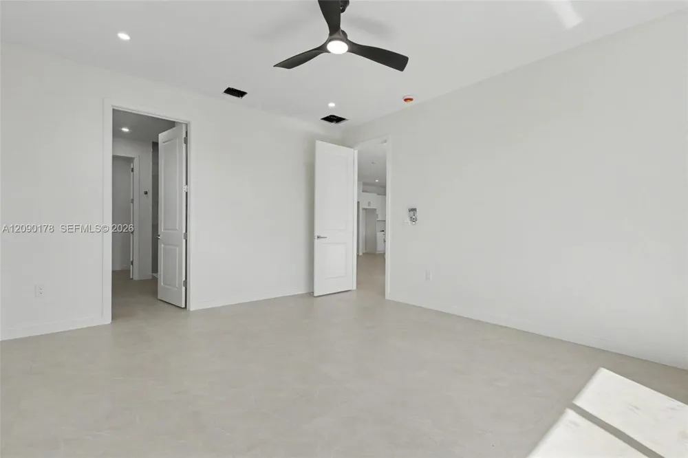 2960 NW 24th Ave Oakland Park, FL 33311