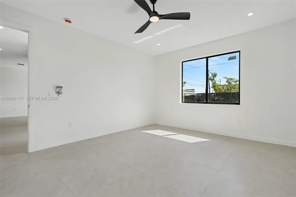 2960 NW 24th Ave Oakland Park, FL 33311