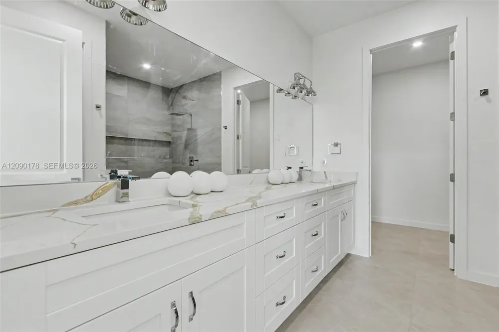 2960 NW 24th Ave Oakland Park, FL 33311