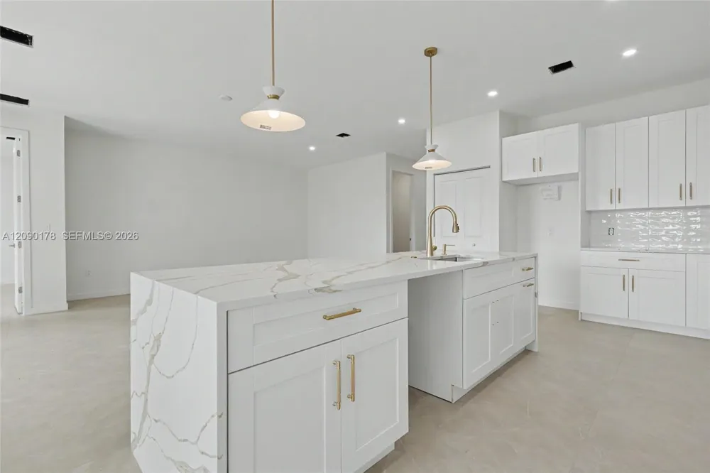 2960 NW 24th Ave Oakland Park, FL 33311