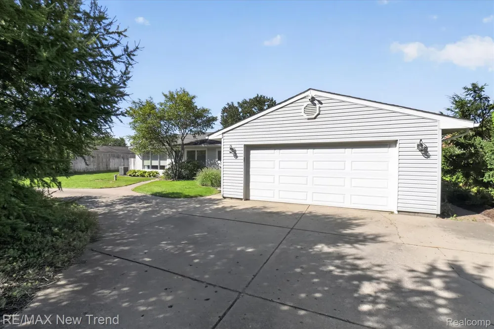 2529 S Commerce Road Wolverine Lake Village, MI 48390