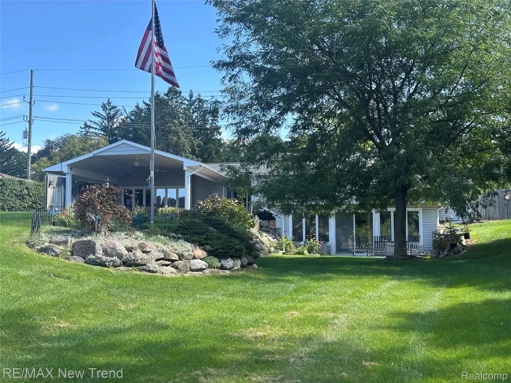 2529 S Commerce Road Wolverine Lake Village, MI 48390