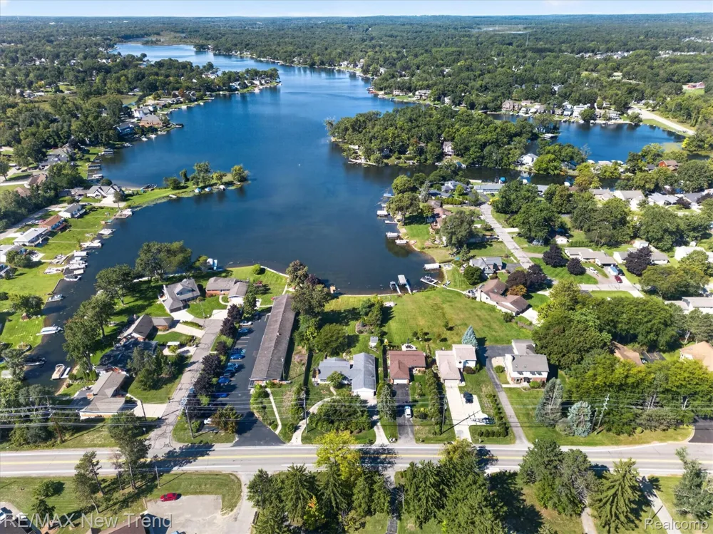 2529 S Commerce Road Wolverine Lake Village, MI 48390
