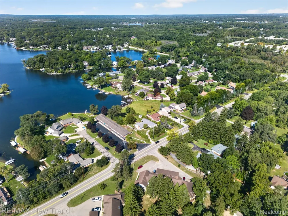 2529 S Commerce Road Wolverine Lake Village, MI 48390