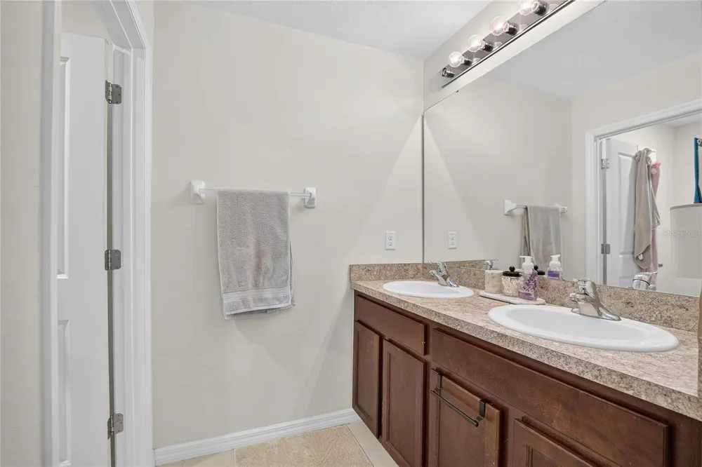 8219 BILSTON VILLAGE LANE Gibsonton, FL 33534