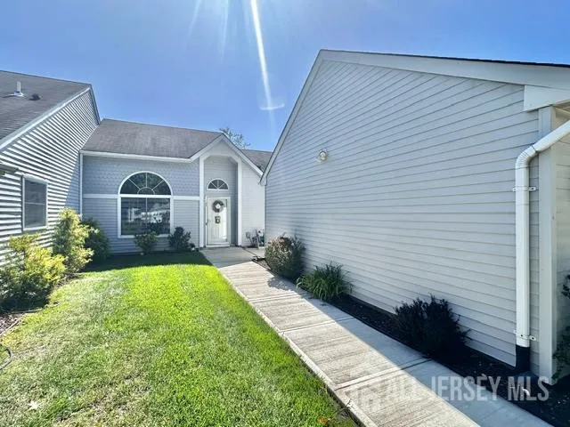 589 Madison Drive #B Monroe, NJ 08831
