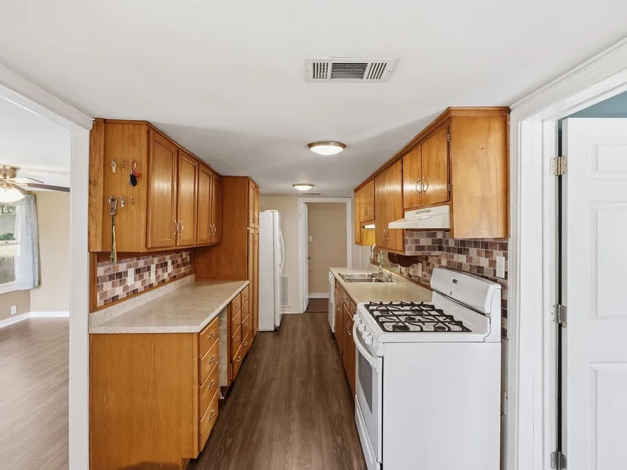 1410 S Mathis Street Rockport, TX 78382