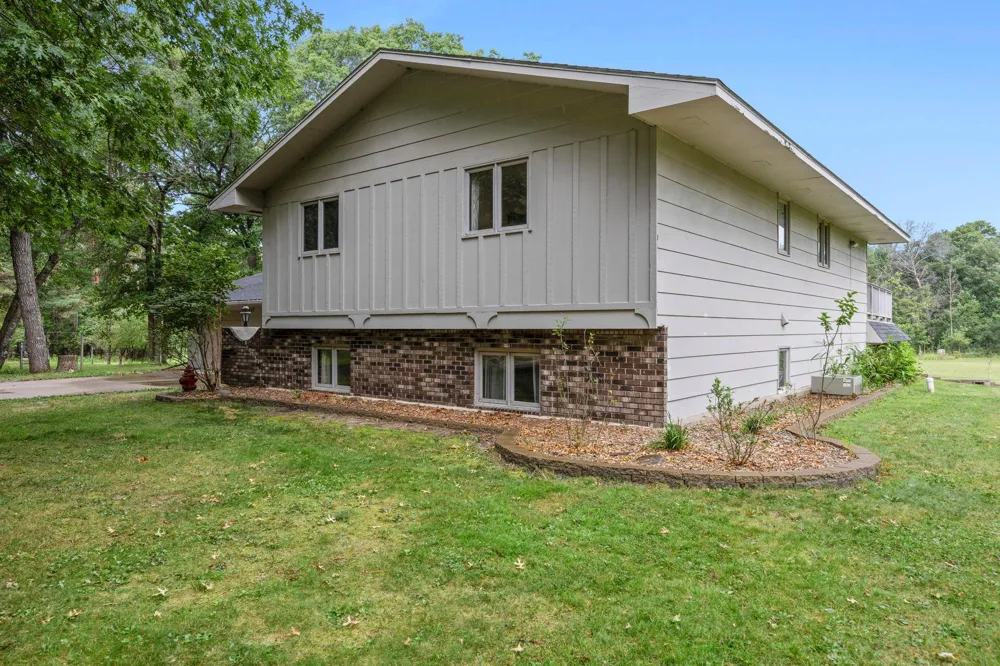 569 327th Avenue NE Cambridge, MN 55008